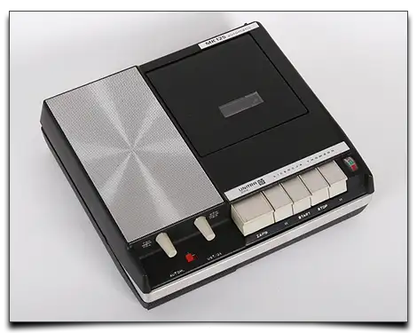 polski magnetofon kasetowy z 1971 roku